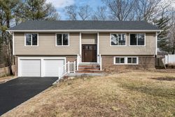 Pre-foreclosure in  HITCHING POST LN Glen Cove, NY 11542
