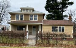 Pre-foreclosure in  CYCLE ST Westfield, MA 01085