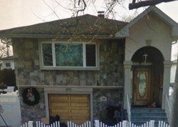 Pre-foreclosure in  TYSENS LN Staten Island, NY 10306