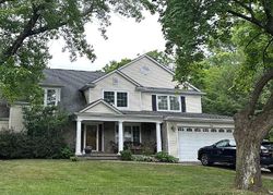 Pre-foreclosure Listing in MAGNOLIA LN ROSLYN HEIGHTS, NY 11577