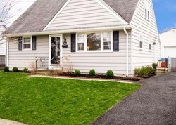 Pre-foreclosure Listing in WOODBINE AVE MAPLE SHADE, NJ 08052