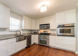  Macarthur Dr, Woodridge IL