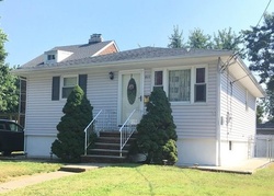 Pre-foreclosure Listing in COOLIDGE AVE WOODBRIDGE, NJ 07095