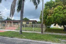  Nw 200th Ter, Miami FL