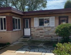 Pre-foreclosure in  N DAMEN AVE Chicago, IL 60645