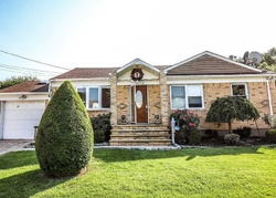Pre-foreclosure Listing in 17TH ST JERICHO, NY 11753