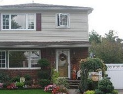 Pre-foreclosure in  ROSLYN AVE Carle Place, NY 11514