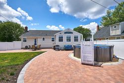 Pre-foreclosure Listing in LYNNE RD WANTAGH, NY 11793