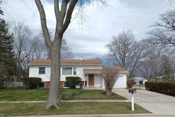 Pre-foreclosure in  LONGWOOD DR Buffalo Grove, IL 60089