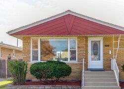 Pre-foreclosure in  W 101ST PL Evergreen Park, IL 60805