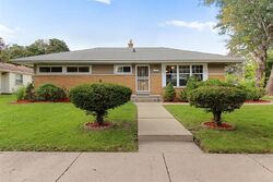 Pre-foreclosure in  N 89TH ST Milwaukee, WI 53225