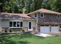 Pre-foreclosure Listing in HALLOCK LANDING RD ROCKY POINT, NY 11778