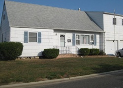 Pre-foreclosure Listing in BAYVIEW AVE BABYLON, NY 11702
