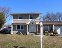 Pre-foreclosure Listing in WEXFORD DR OAKDALE, NY 11769