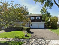 Pre-foreclosure in  SERPENTINE LN Albertson, NY 11507