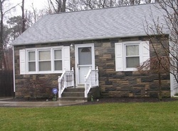 Pre-foreclosure Listing in HAWTHORNE ST MASTIC, NY 11950