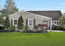 Pre-foreclosure Listing in PORTSIDE DR HOLBROOK, NY 11741