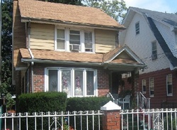 Pre-foreclosure in  115TH AVE Saint Albans, NY 11412