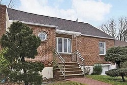 Pre-foreclosure in  FIRETHORNE LN Valley Stream, NY 11581