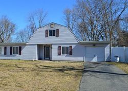  Honeysuckle Ln, Holtsville NY