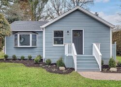 Pre-foreclosure in  CIRCLE DR East Northport, NY 11731