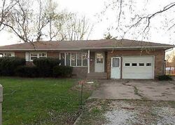 Pre-foreclosure in  MAPLE DR Galesburg, IL 61401