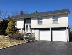 Pre-foreclosure Listing in BRIDLE LN GLEN COVE, NY 11542