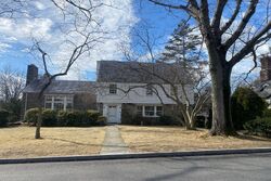 Pre-foreclosure in  OXFORD RD White Plains, NY 10605