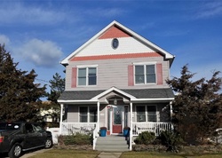  S 8th St, Lindenhurst NY