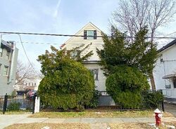 Pre-foreclosure in  S 8TH AVE Mount Vernon, NY 10550