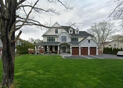 Pre-foreclosure in  MEADOW RUE LN East Northport, NY 11731