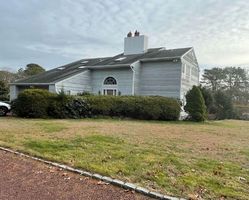 Pre-foreclosure in  MIDDLE POND RD Southampton, NY 11968