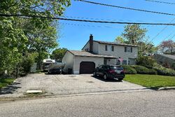 Pre-foreclosure in  KEITH LN West Islip, NY 11795