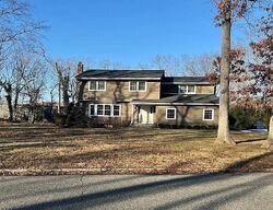 Pre-foreclosure in  THORNWOOD DR Huntington Station, NY 11746