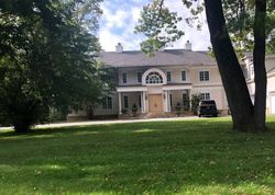 Pre-foreclosure in  REMSENS LN Oyster Bay, NY 11771