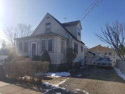 Pre-foreclosure in  15TH AVE West Babylon, NY 11704