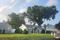 Pre-foreclosure in  ROSEWOOD RD Edison, NJ 08817