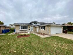 Pre-foreclosure in  PRINCE DR South Holland, IL 60473