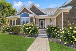Pre-foreclosure in  PECONIC VIEW CT Southampton, NY 11968