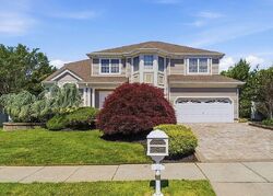 Pre-foreclosure in  BOXWOOD LN Farmingdale, NY 11735