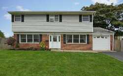  W Farms Ln, Commack NY