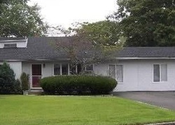 Pre-foreclosure Listing in RACE PL OAKDALE, NY 11769