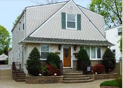 Pre-foreclosure Listing in LAKEVILLE RD NEW HYDE PARK, NY 11040