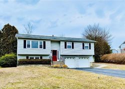 Pre-foreclosure Listing in CREAMERY DR NEW WINDSOR, NY 12553