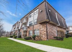 Pre-foreclosure in  GREEN HOLLOW DR Iselin, NJ 08830