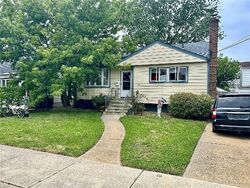 Pre-foreclosure in  WESTSIDE AVE Freeport, NY 11520