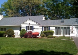 Pre-foreclosure in  MOHAWK DR Brightwaters, NY 11718