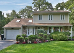  Peacock Ln, Commack NY
