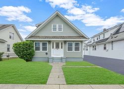 Pre-foreclosure Listing in S CLINTON AVE BAY SHORE, NY 11706