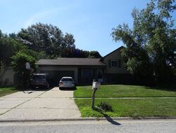 Pre-foreclosure in  W CHASEFIELD CIR Mchenry, IL 60050